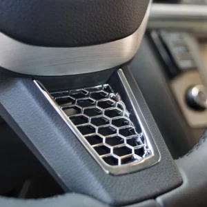 Škoda Karoq - plaketka volantu RS honeycomb CHROME Značkový