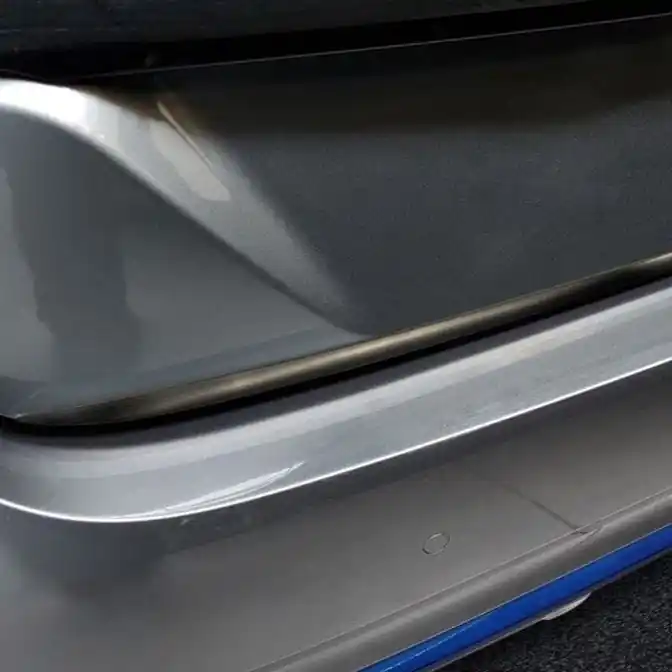 Lišta spodní hrany kufru Nissan Leaf II (od roku 2017>) nerezová, černá - Avisa Pouze Dnes