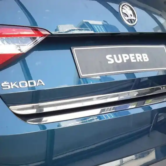 Nová Kolekce Lišta spodní hrany kufru Škoda Superb III Liftback (od roku 2015>) nerezová, chromovaná - Omtec